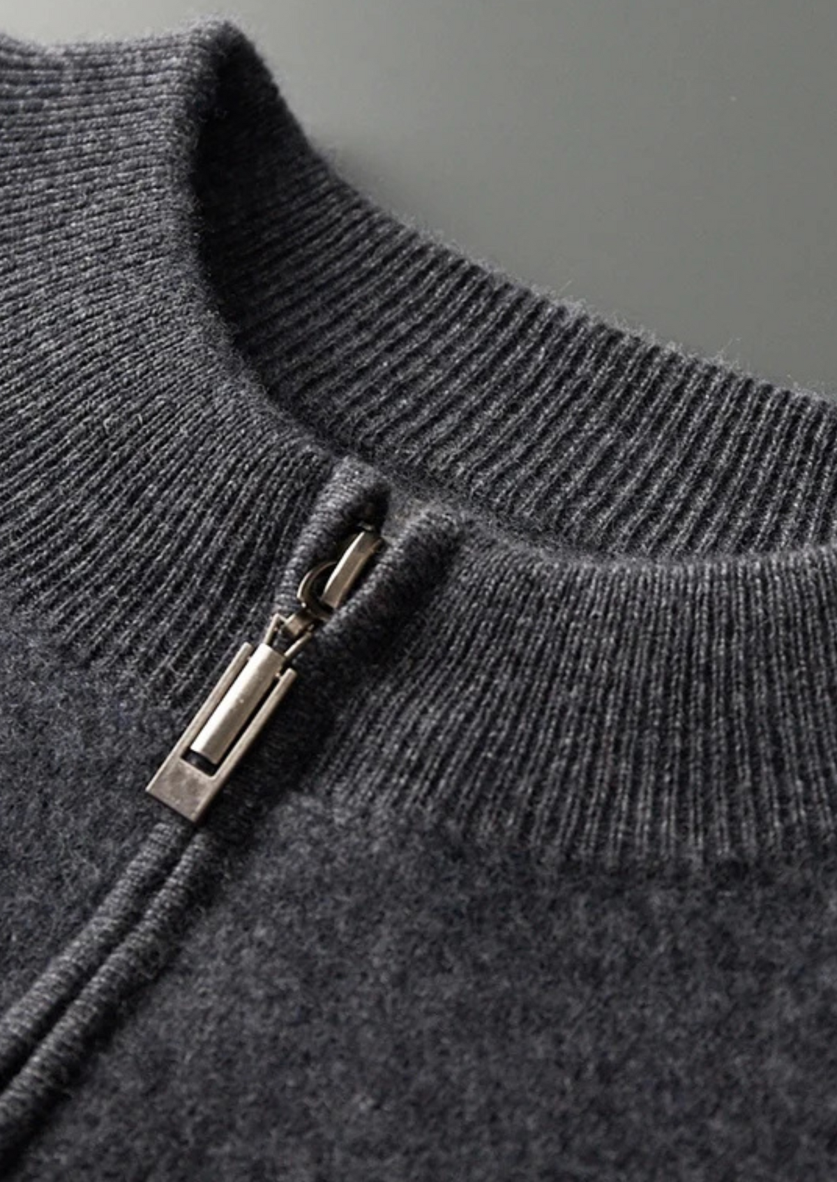 Herren Strickjacke mit Reißverschluss und Kontraststreifen an den Ärmeln
