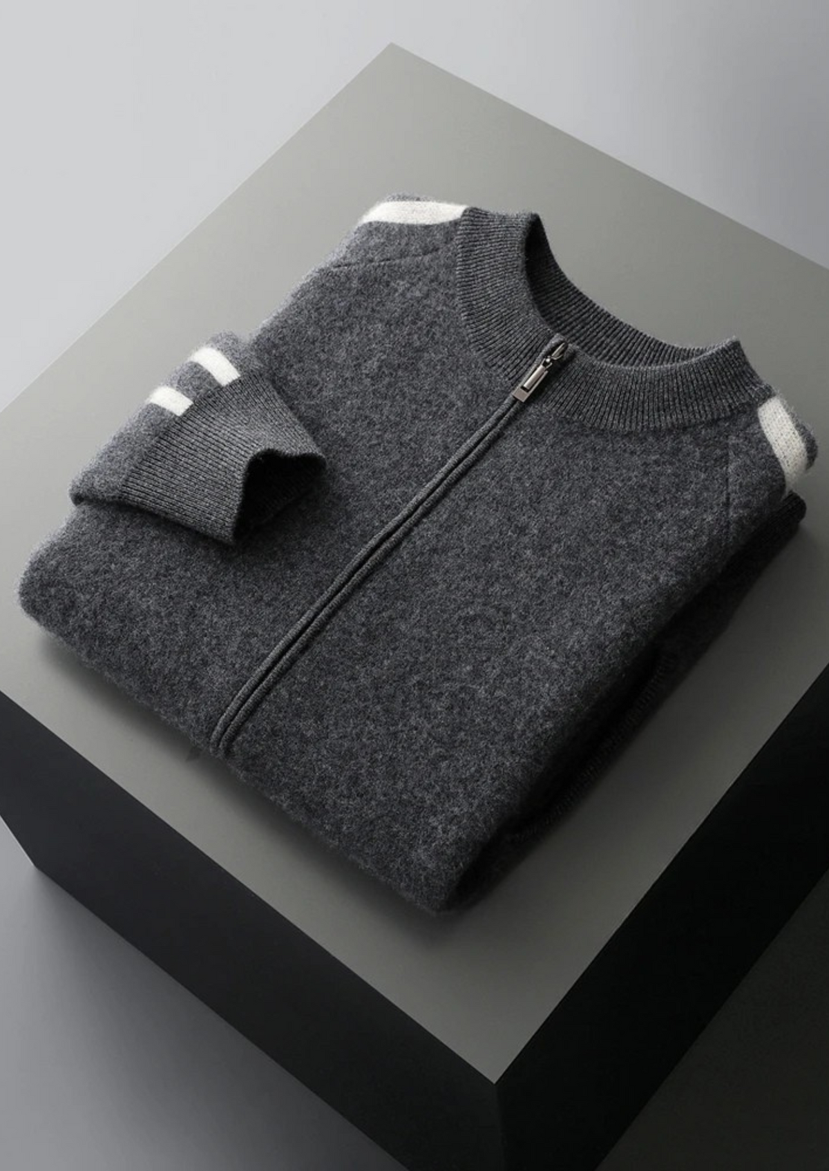 Herren Strickjacke mit Reißverschluss und Kontraststreifen an den Ärmeln