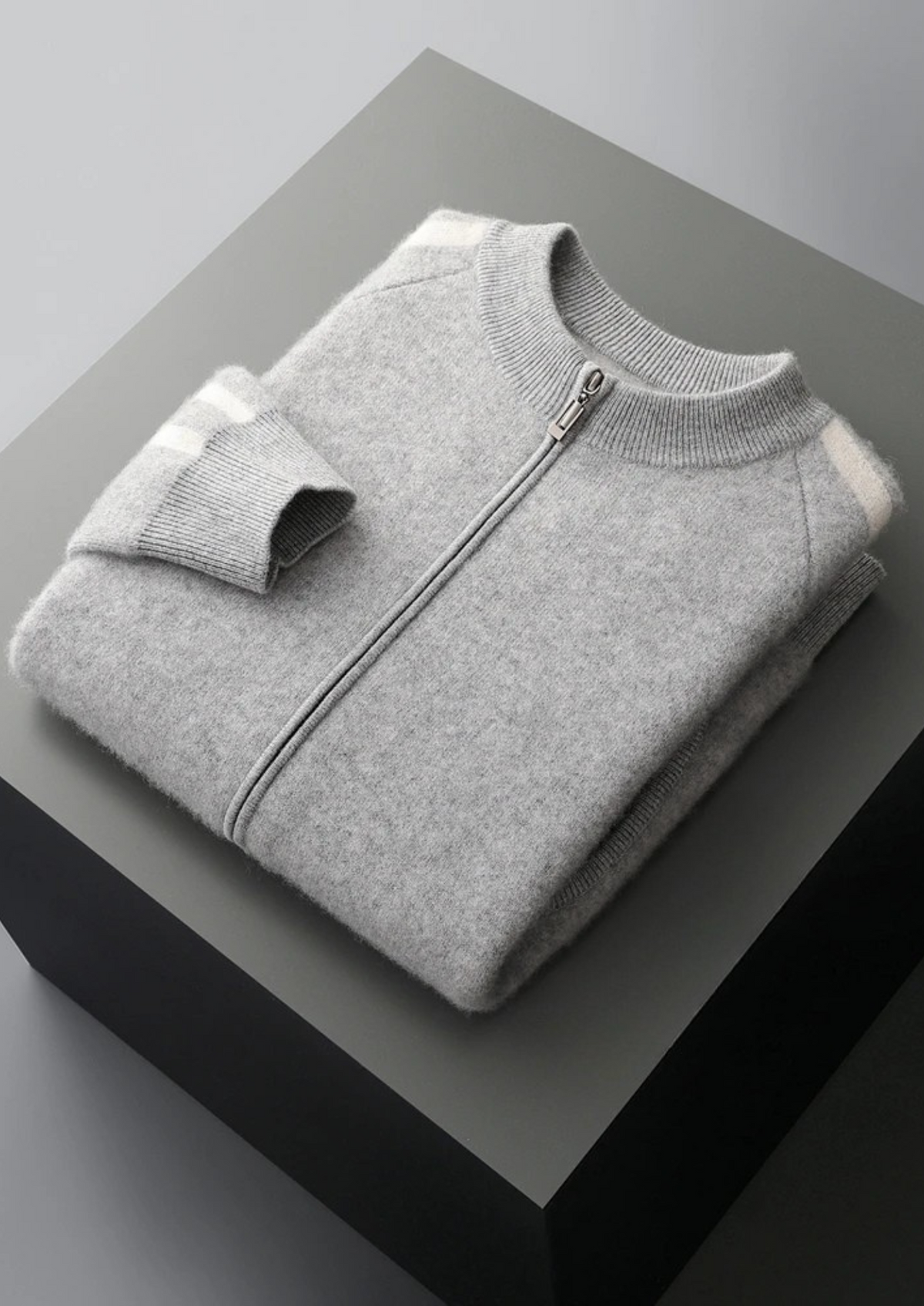 Herren Strickjacke mit Reißverschluss und Kontraststreifen an den Ärmeln