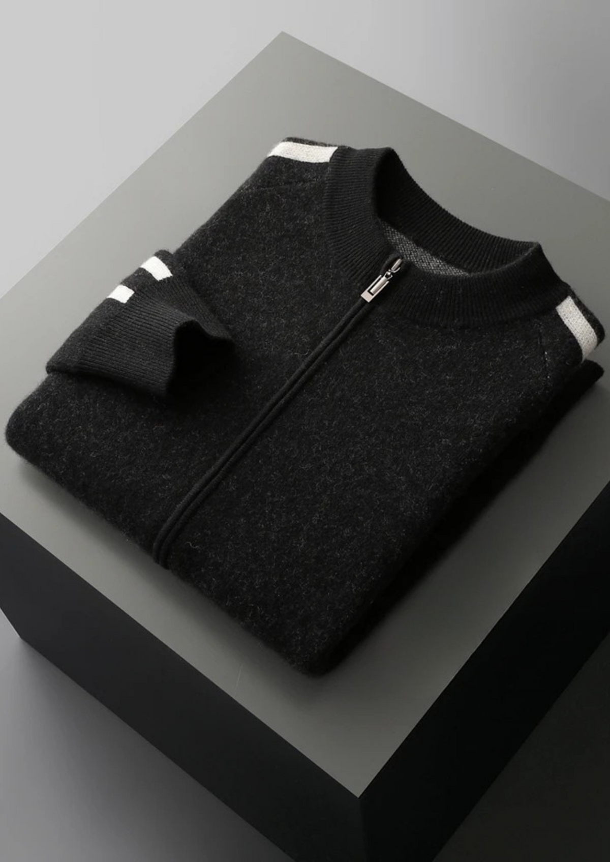Herren Strickjacke mit Reißverschluss und Kontraststreifen an den Ärmeln