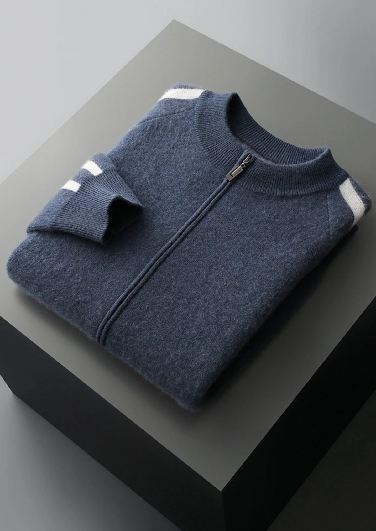 Herren Strickjacke mit Reißverschluss und Kontraststreifen an den Ärmeln