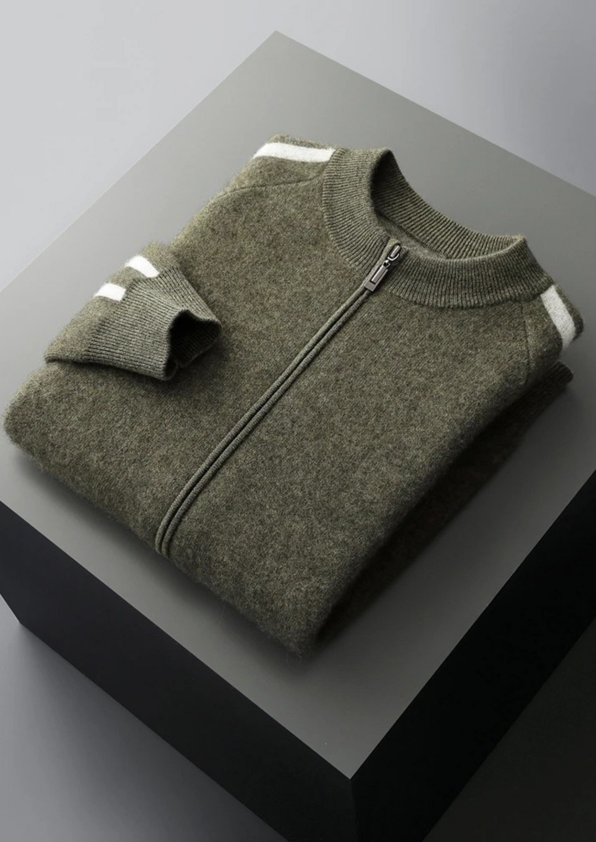 Herren Strickjacke mit Reißverschluss und Kontraststreifen an den Ärmeln