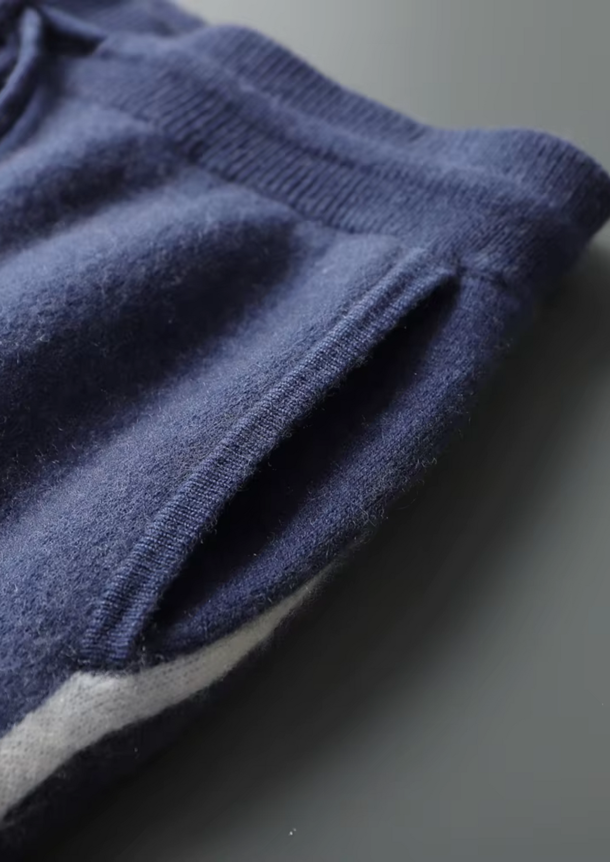 Herren Set mit Kapuzenjacke mit Rippbündchen und Jogginghose