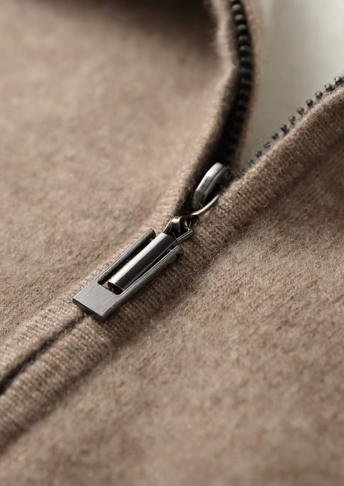 Herren Set mit Kapuzenjacke mit Rippbündchen und Jogginghose