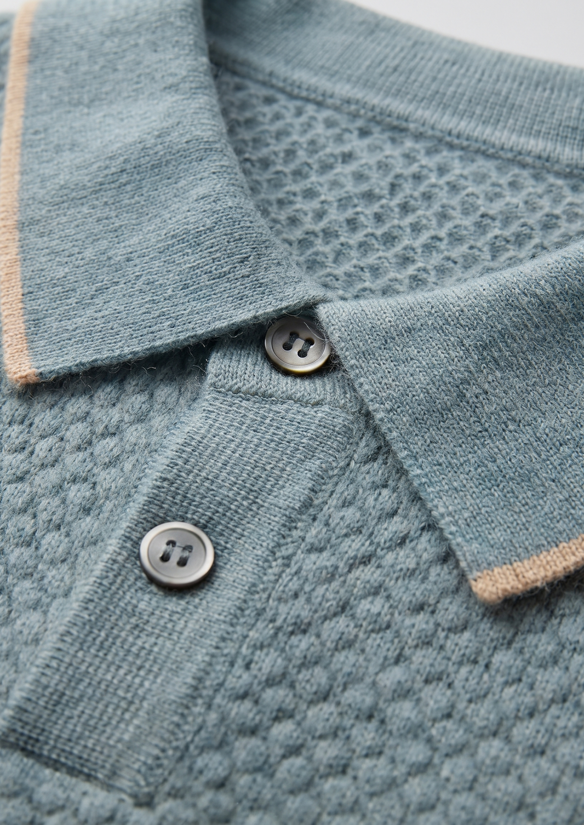 Herren Feinstrick-Poloshirt mit Kontrastpaspel und Kurzen Ärmeln
