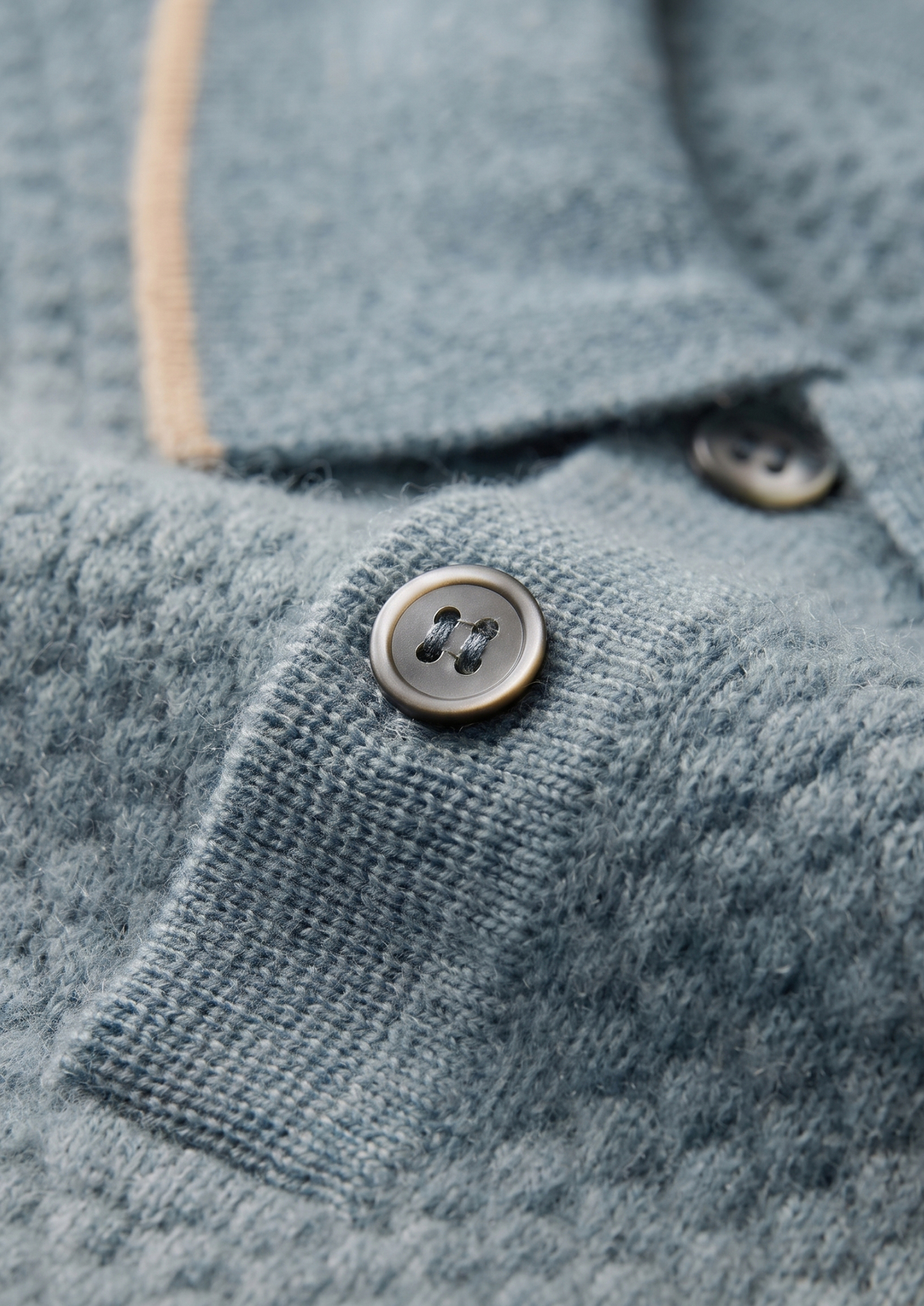 Herren Feinstrick-Poloshirt mit Kontrastpaspel und Kurzen Ärmeln