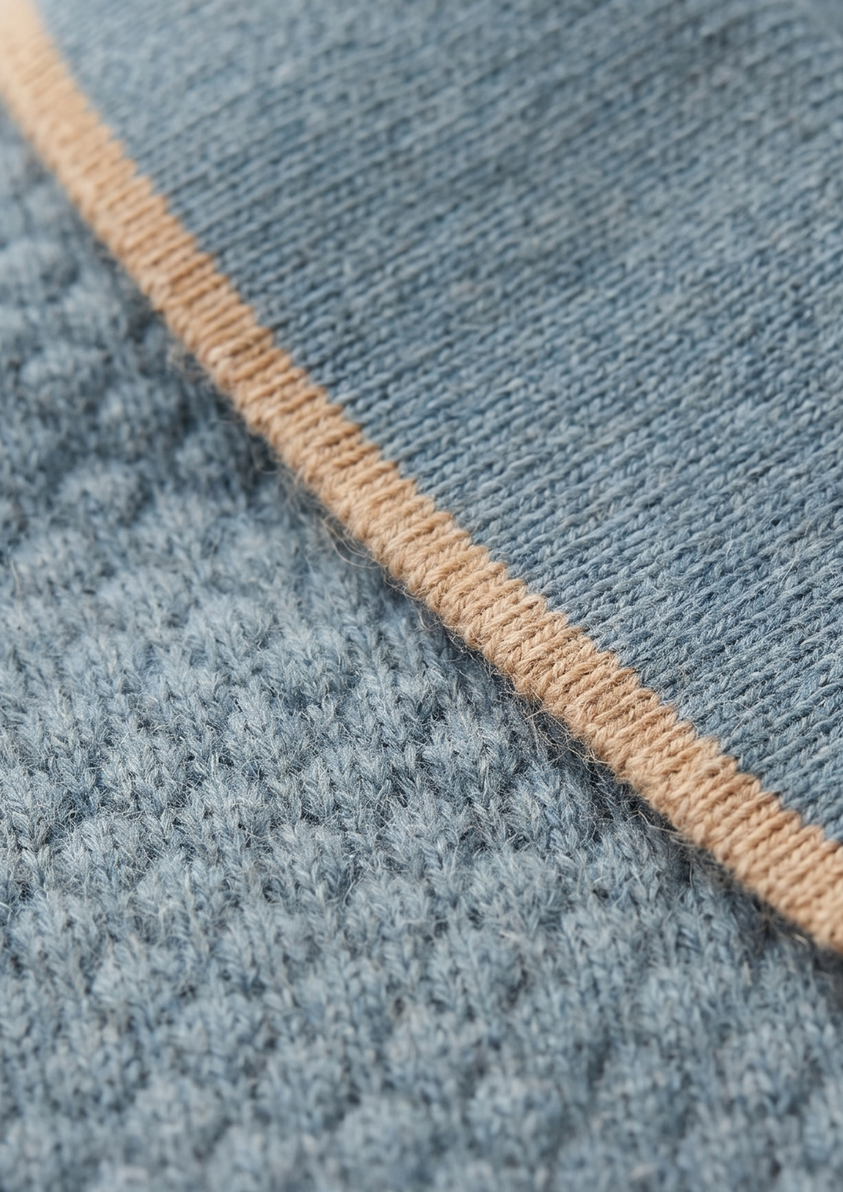 Herren Feinstrick-Poloshirt mit Kontrastpaspel und Kurzen Ärmeln