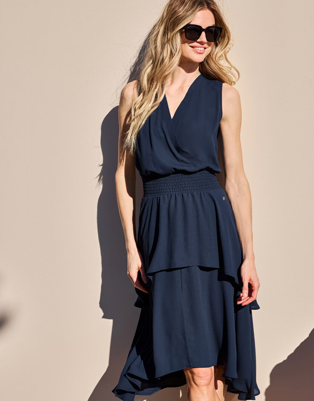 Damen ärmelloses Midikleid mit Wickelausschnitt und Stufenrock Ansicht 3