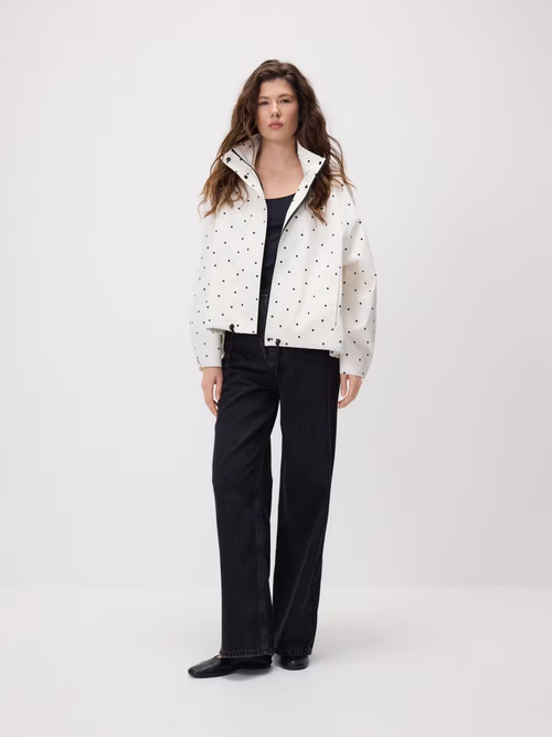 Damen Kurze Jacke mit hohem Kragen und schwarzem Punktemuster Ansicht 2