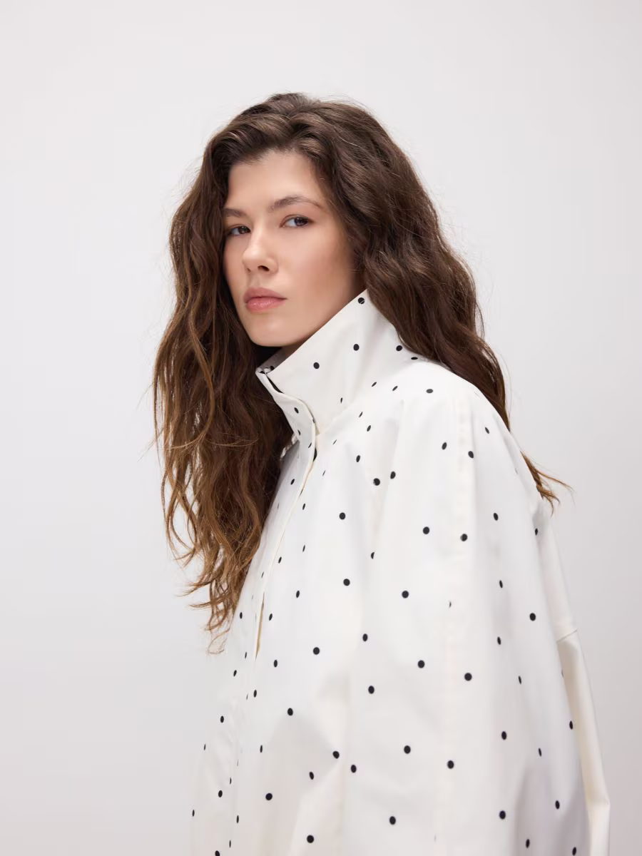 Damen Kurze Jacke mit hohem Kragen und schwarzem Punktemuster Ansicht 3