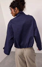 Damen Kurze Trenchjacke mit Zweireihigem Verschluss und Elastischem Saum Ansicht 2