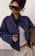 Damen Kurze Trenchjacke mit Zweireihigem Verschluss und Elastischem Saum Ansicht 3