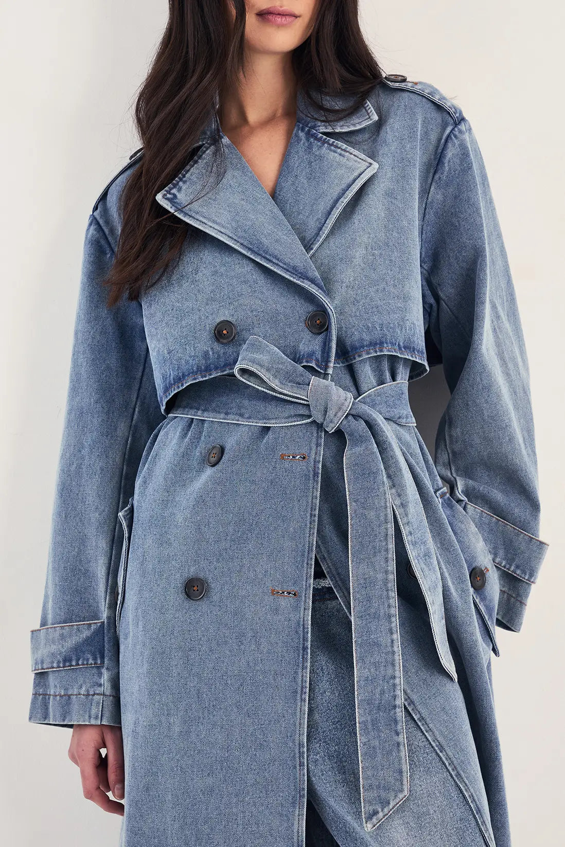 Damen Langer Denim Trenchcoat mit Gürtel und Zweireihigem Verschluss Ansicht 3