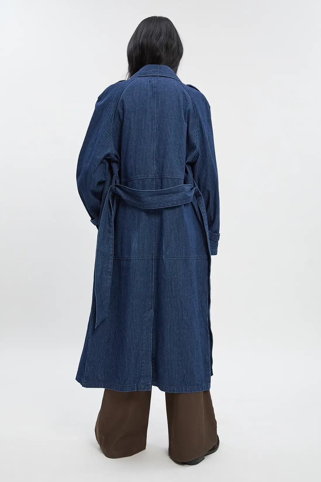 Damen Langer Trenchcoat mit Nadelstreifen und Goldenen Knöpfen mit Gürtel Ansicht 2