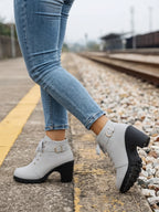 Damen Schnürstiefeletten in Hellgrau, getragen auf einem Bahnsteig