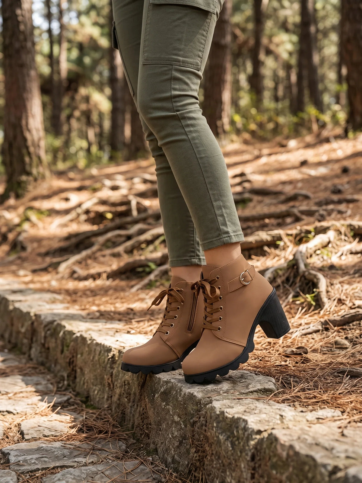 Damen Schnürstiefeletten in Karamell, getragen auf einem Waldweg