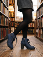 Damen Schnürstiefeletten in Marineblau, getragen in einer Buchhandlung