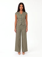 Damen Set mit Ärmelloser Weste und Weiter Hose – Khaki Vorderansicht