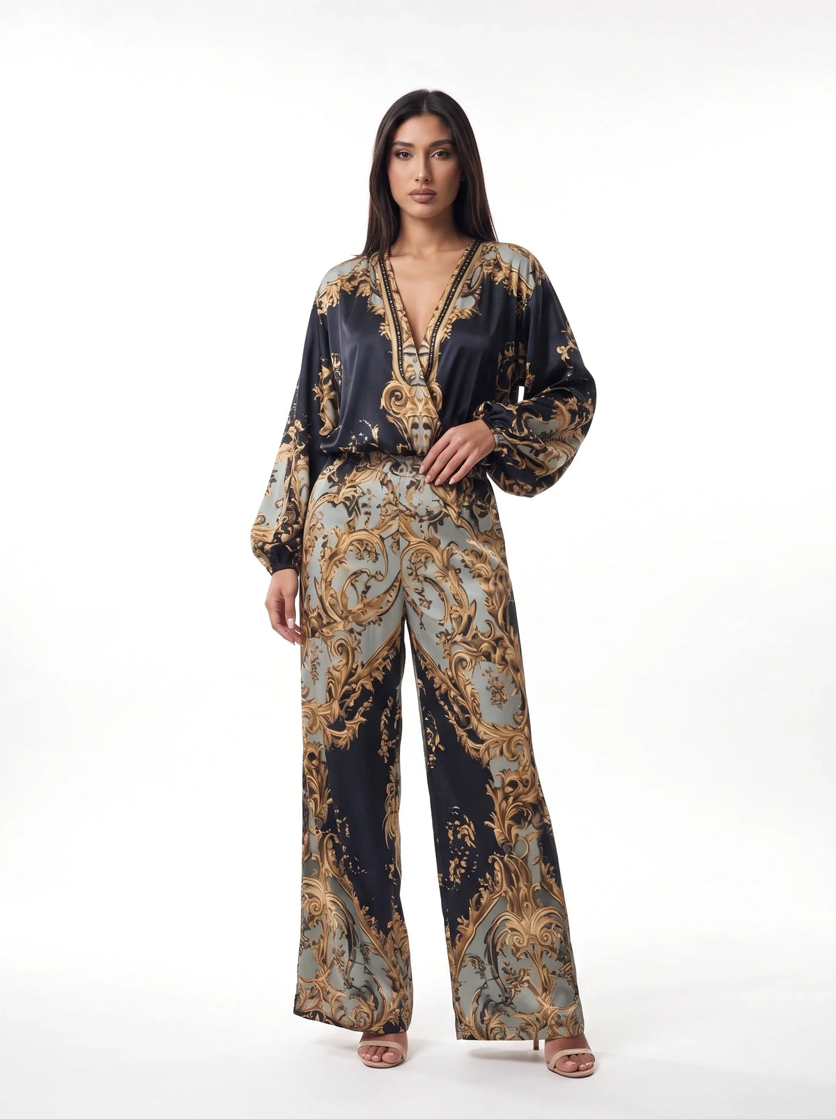 Damen Set mit V-Ausschnitt Bluse und Weiter Hose im Barockmuster – Vorderansicht