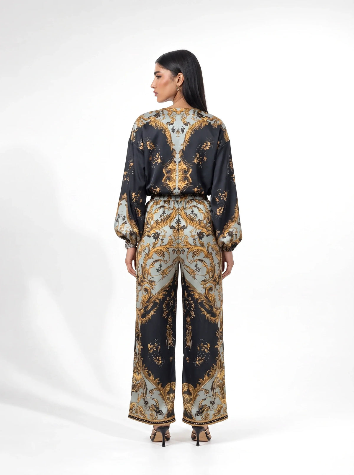 Damen Set mit V-Ausschnitt Bluse und Weiter Hose im Barockmuster – Rückansicht