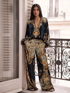 Damen Set mit V-Ausschnitt Bluse und Weiter Hose im Barockmuster – Styling