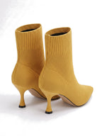 Paar Damen Sock Boots in Senfgelb, Ansicht von hinten schräg