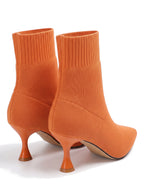 Paar Damen Sock Boots in Orange, Ansicht von hinten schräg