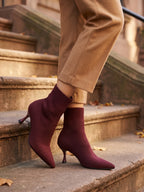 Damen Sock Boots in Bordeaux, getragen auf einer Steintreppe
