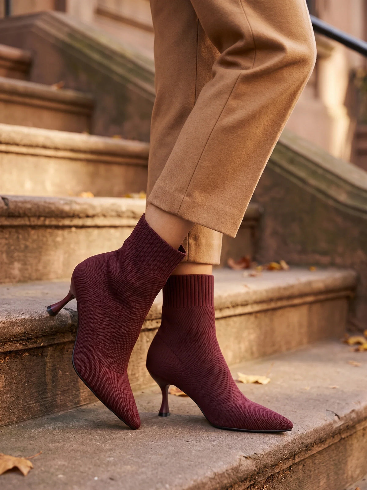 Damen Sock Boots in Bordeaux, getragen auf einer Steintreppe