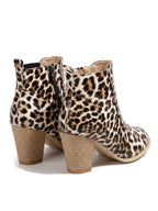 Paar Damen Stiefeletten im Leopardenmuster – Rückansicht