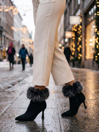 Damen Stiefeletten mit flauschigem Abschluss, am Fuß getragen