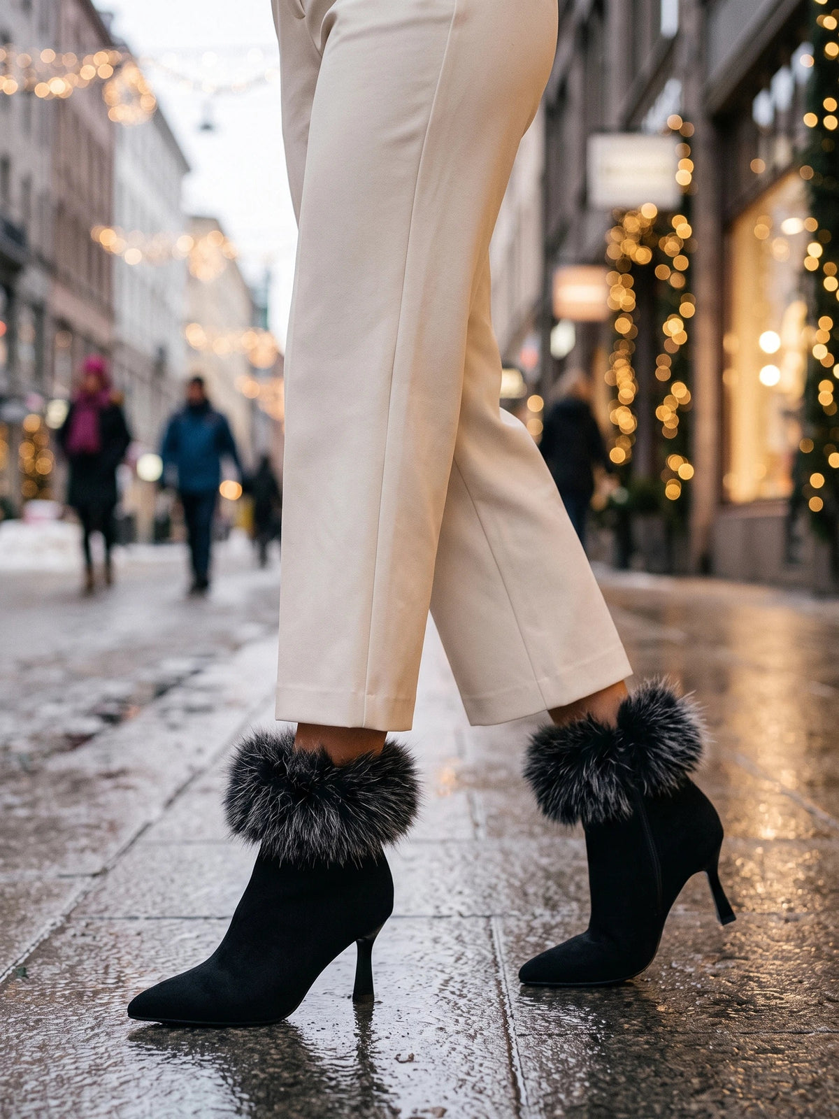 Damen Stiefeletten mit flauschigem Abschluss, am Fuß getragen