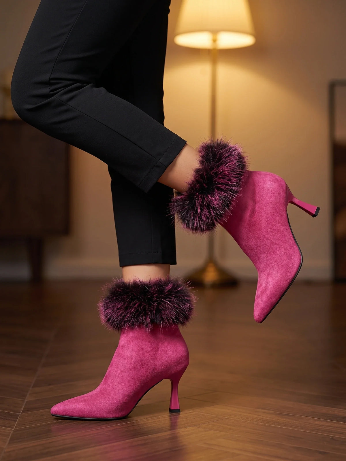 Damen Stiefeletten mit flauschigem Abschluss, am Fuß getragen