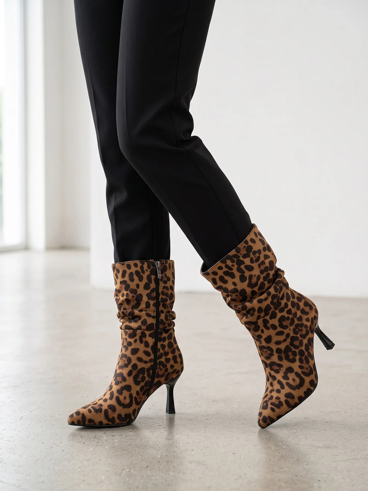 Damen Stiefeletten mit gerafftem Schaft auf Stiletto-Absatz, am Fuß getragen