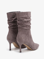 Damen Stiefeletten mit gerafftem Schaft, Paar von hinten
