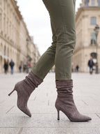 Damen Stiefeletten mit gerafftem Schaft auf Stiletto-Absatz, am Fuß getragen