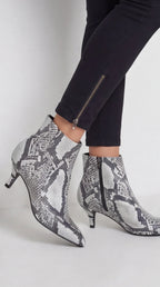 Damen Stiefeletten mit Schlangenmuster – Rückansicht