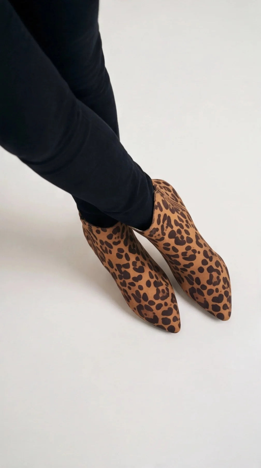Damen Stiefeletten mit Spitzer Zehenpartie und Tupfenmuster auf Niedrigem Absatz – Ansicht 2