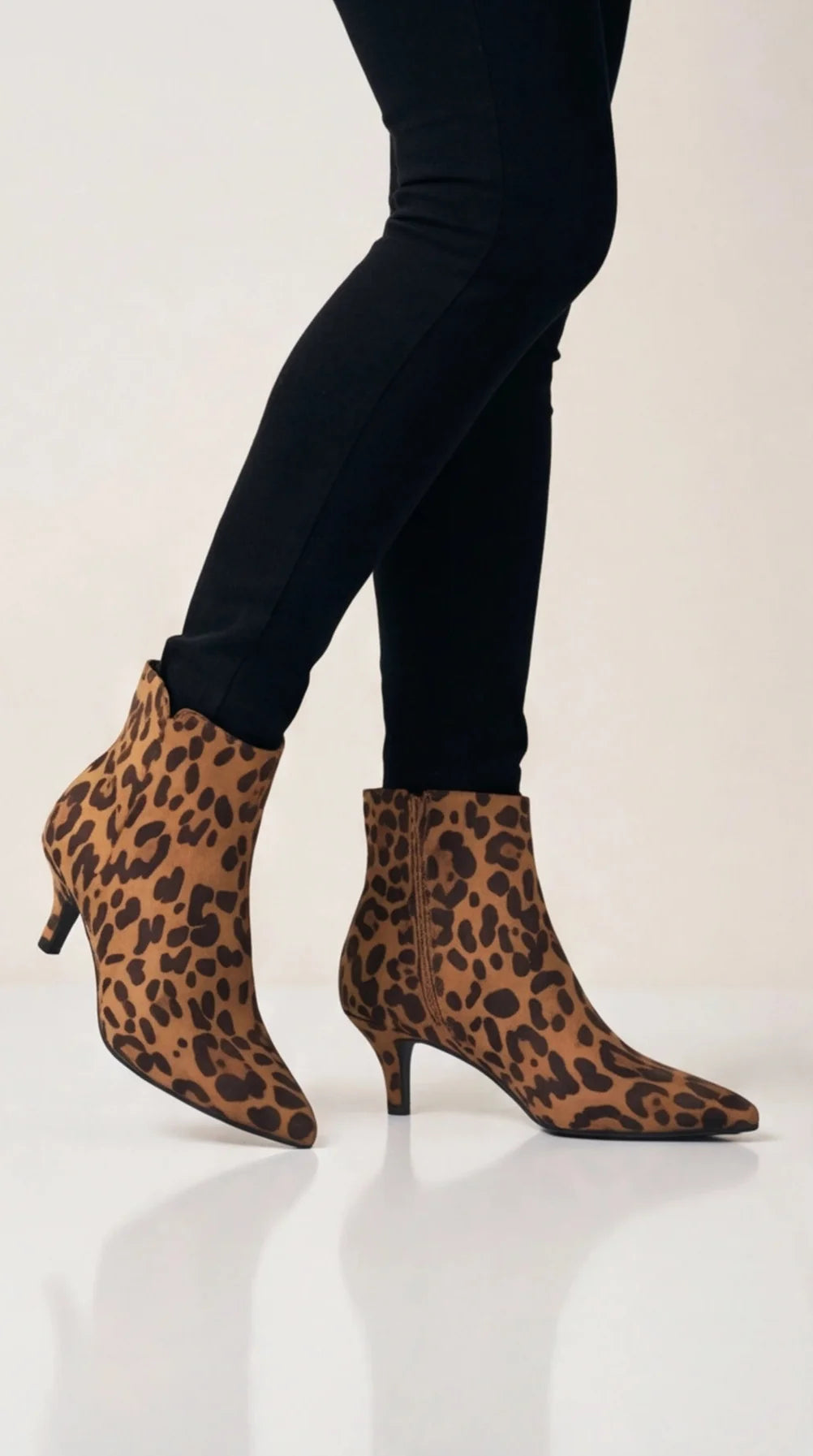 Damen Stiefeletten mit Spitzer Zehenpartie und Tupfenmuster auf Niedrigem Absatz – Ansicht 3