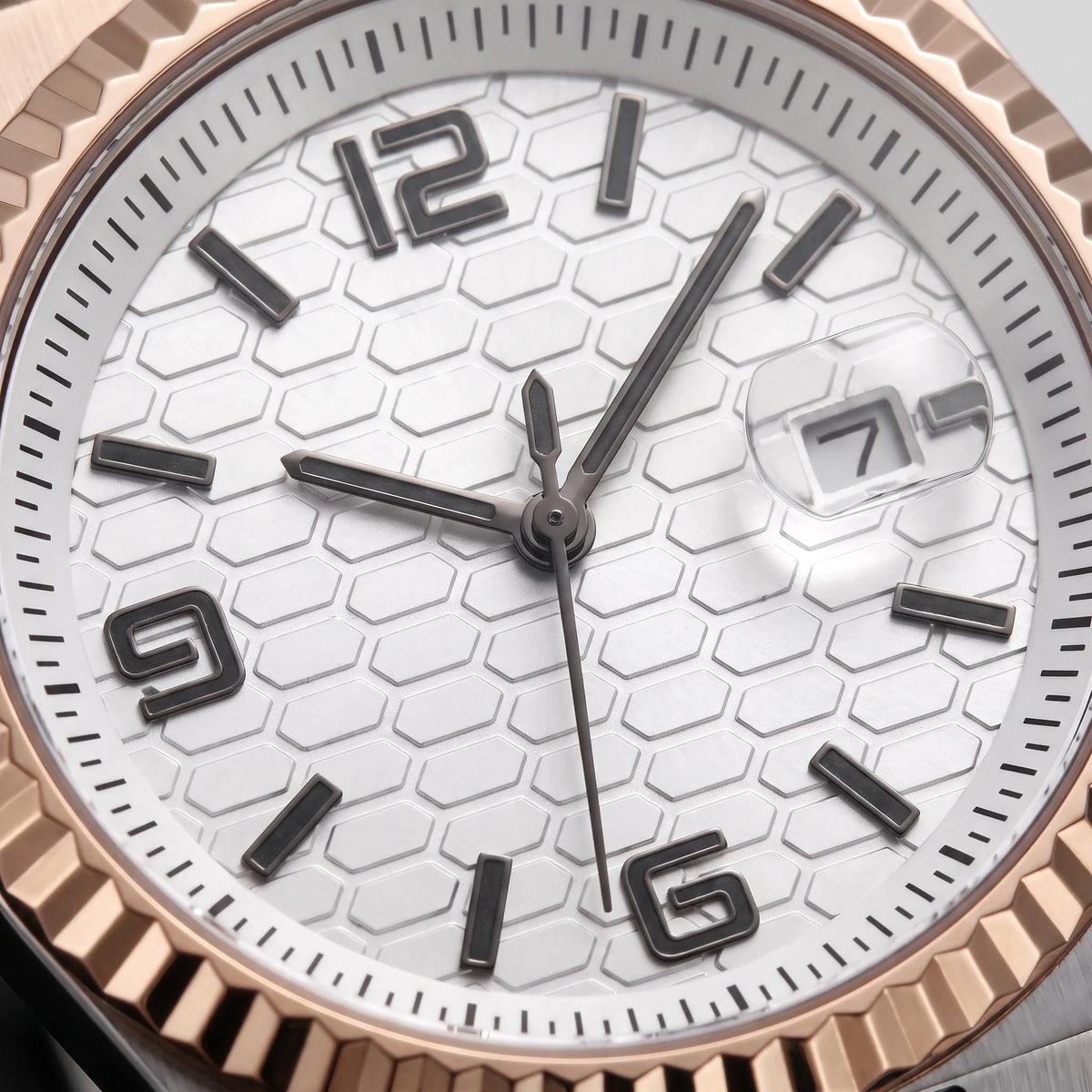 Herren Armbanduhr mit Geriffelter Lünette und Arabischen Ziffern am Gliederarmband – Ansicht 8