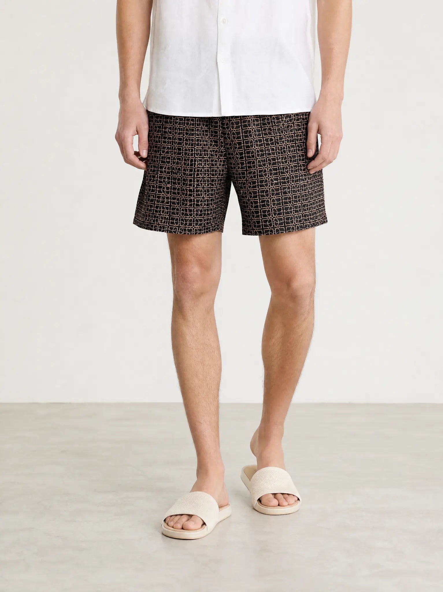 Herren Badeshorts mit geometrischem Monogramm