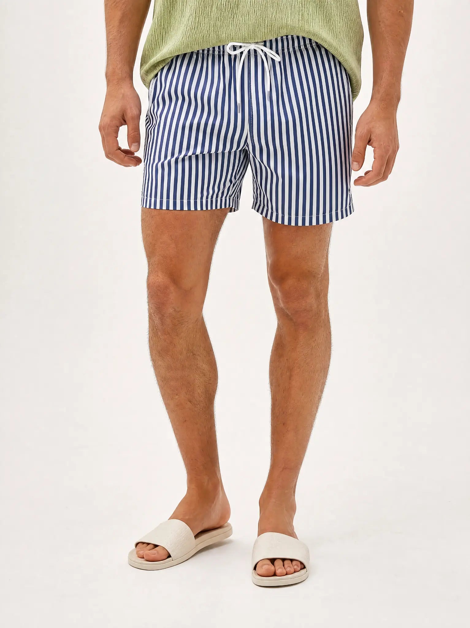 Herren Badeshorts mit mittelbreiten Streifen und Kordelzug