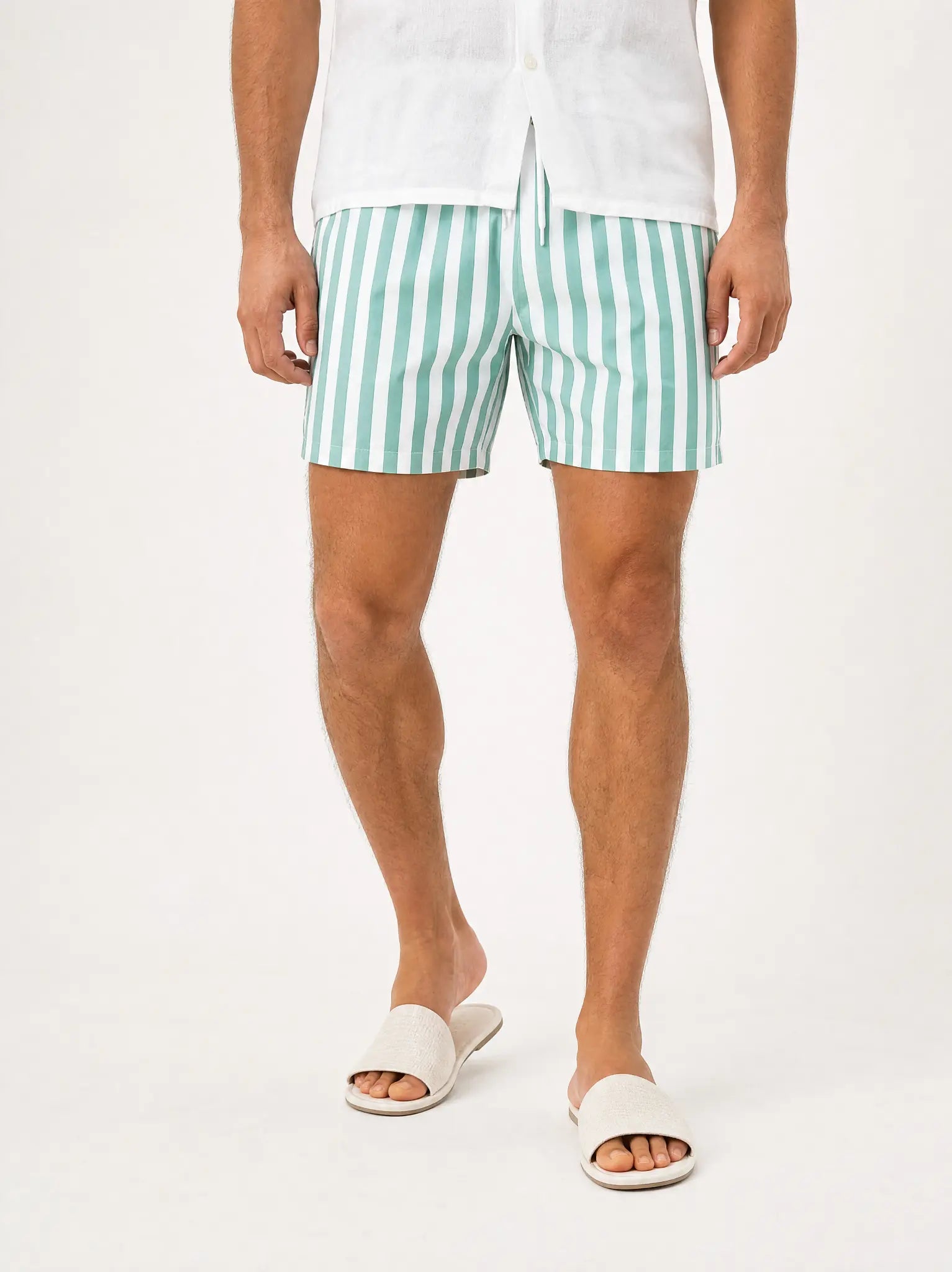 Herren Badeshorts mit schmalen Streifen und Netzfutter