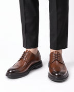 Herren Brogue Schnürschuhe mit Wingtip-Kappe, Braun – Am Fuß getragen