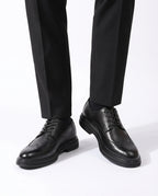 Herren Brogue Schnürschuhe mit Wingtip-Kappe, Schwarz – Am Fuß getragen