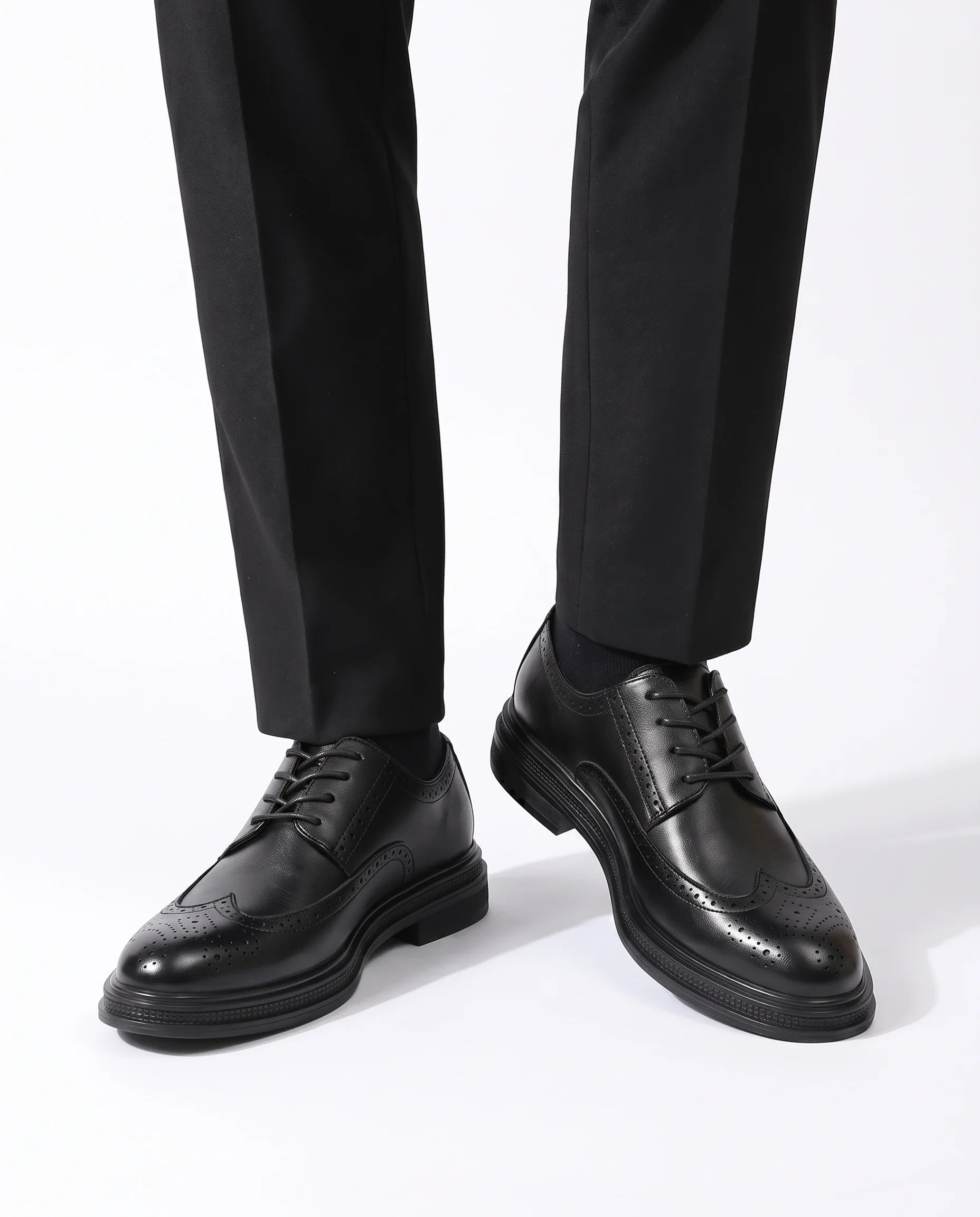 Herren Brogue Schnürschuhe mit Wingtip-Kappe, Schwarz – Am Fuß getragen