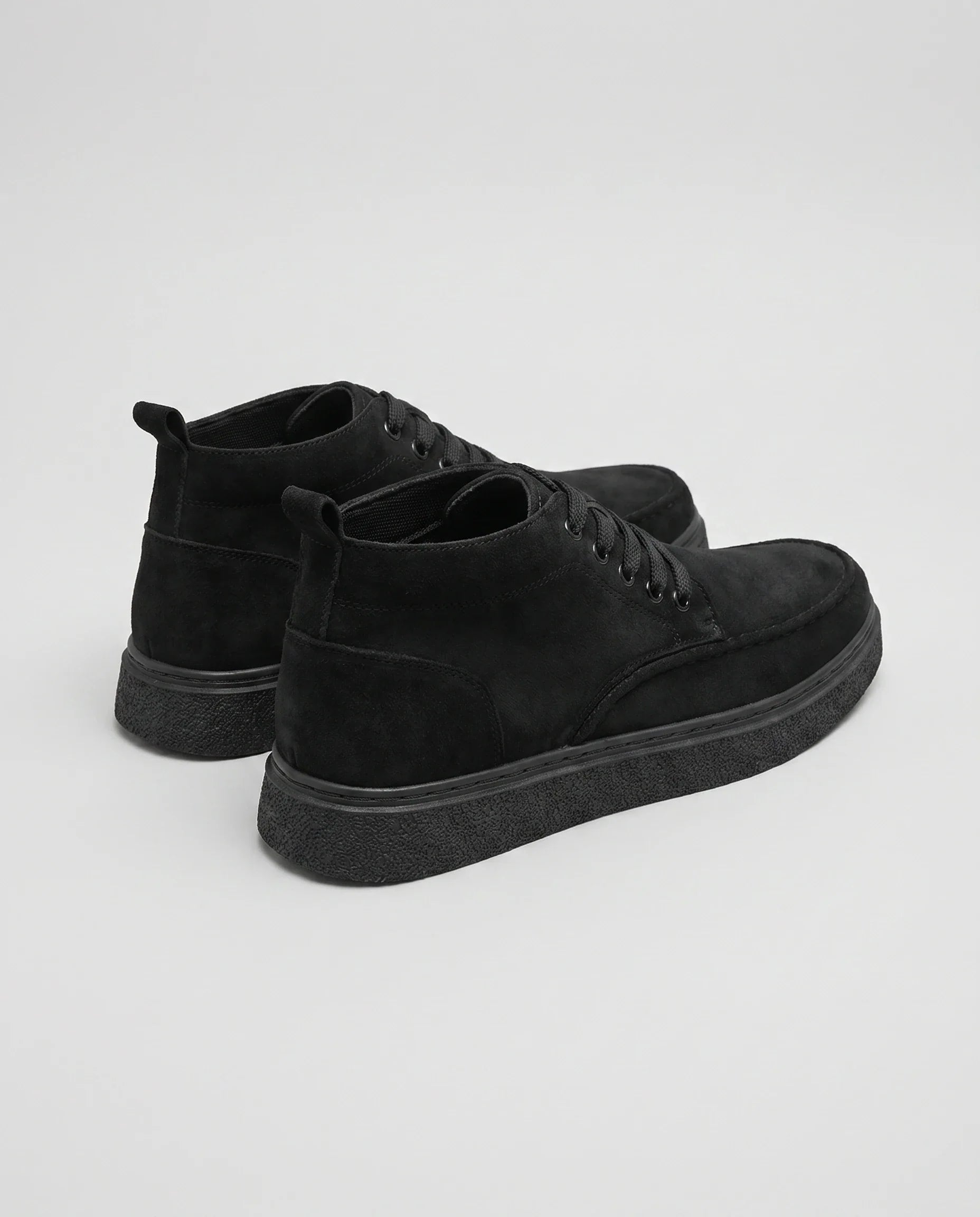 Herren Knöchelhohe Wildleder Sneaker mit Schnürung, Schwarz – Rückansicht