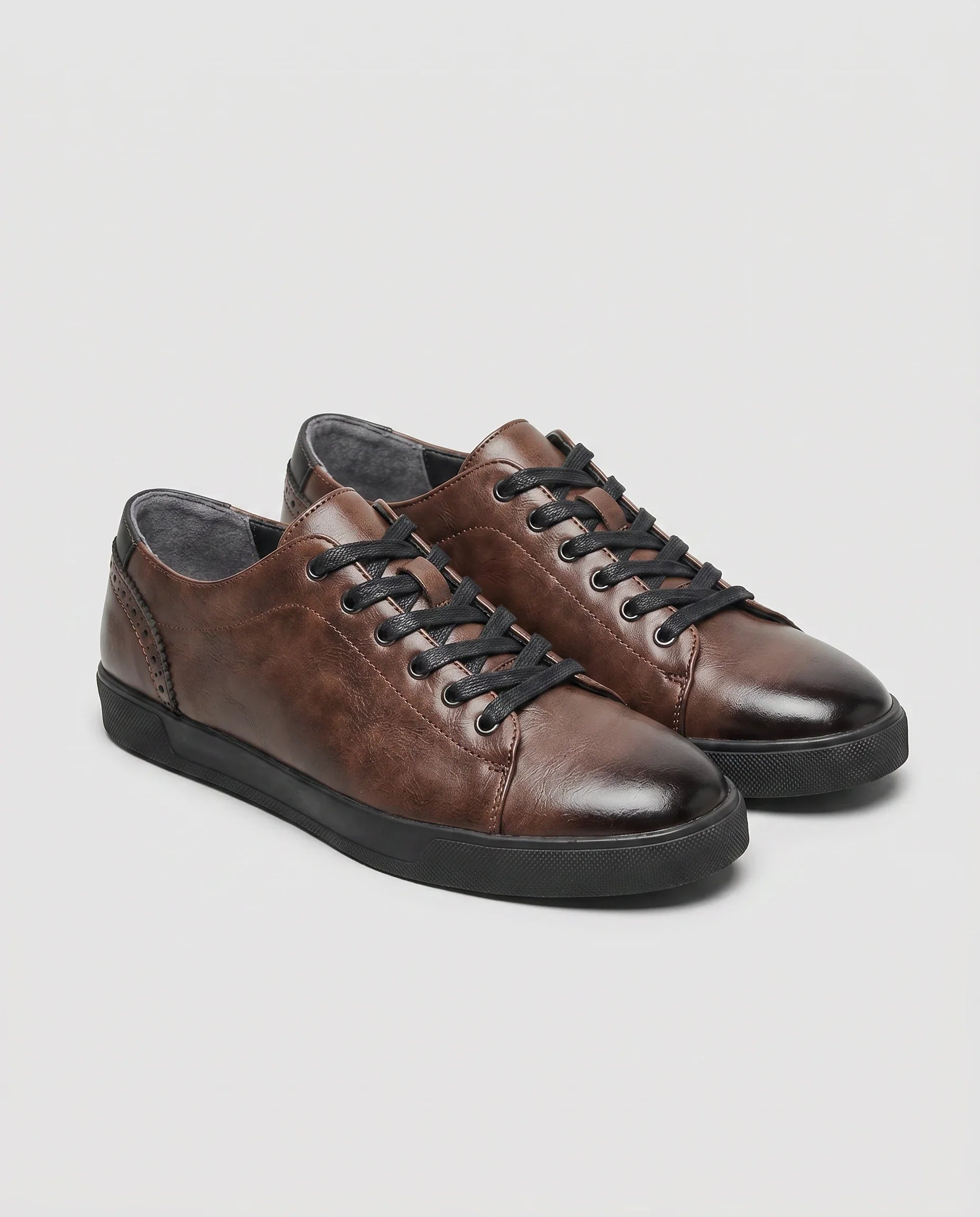 Herren Schnürsneaker auf Dicker Sohle mit Abgerundeter Spitze – Vorderansicht