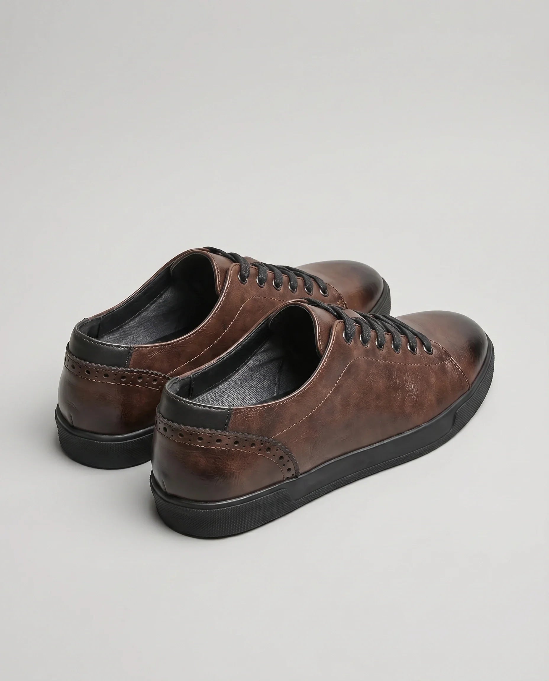 Herren Schnürsneaker auf Dicker Sohle mit Abgerundeter Spitze – Rückansicht