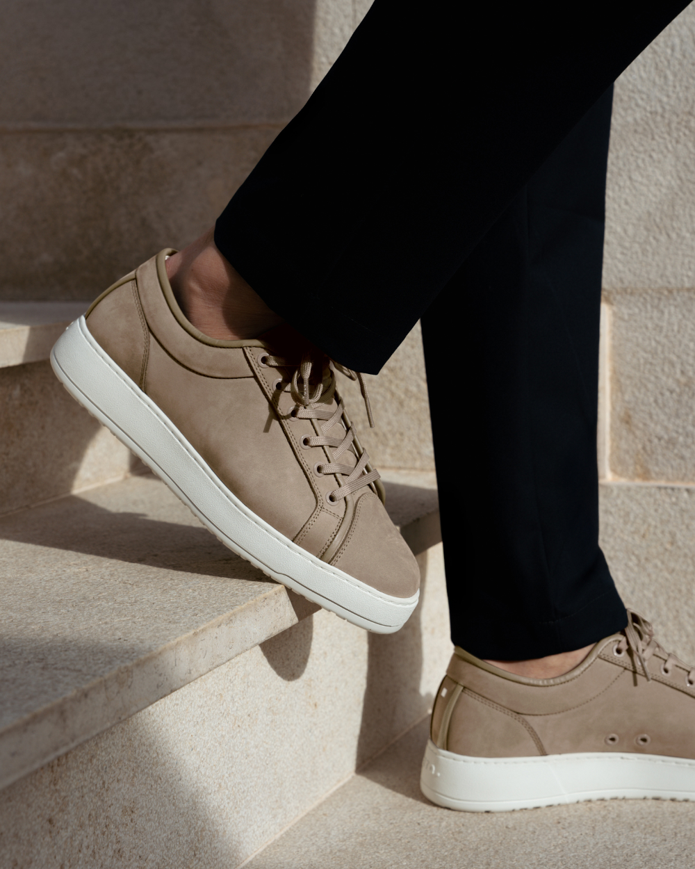 Herren Schnürsneaker in Wildleder-Optik mit Weißer Sohle – Ansicht 6